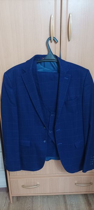 Продам классический костюм тройку