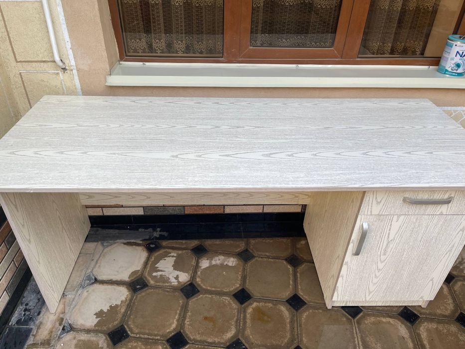 Ofisni stol yaxgi razmeri kattaroq