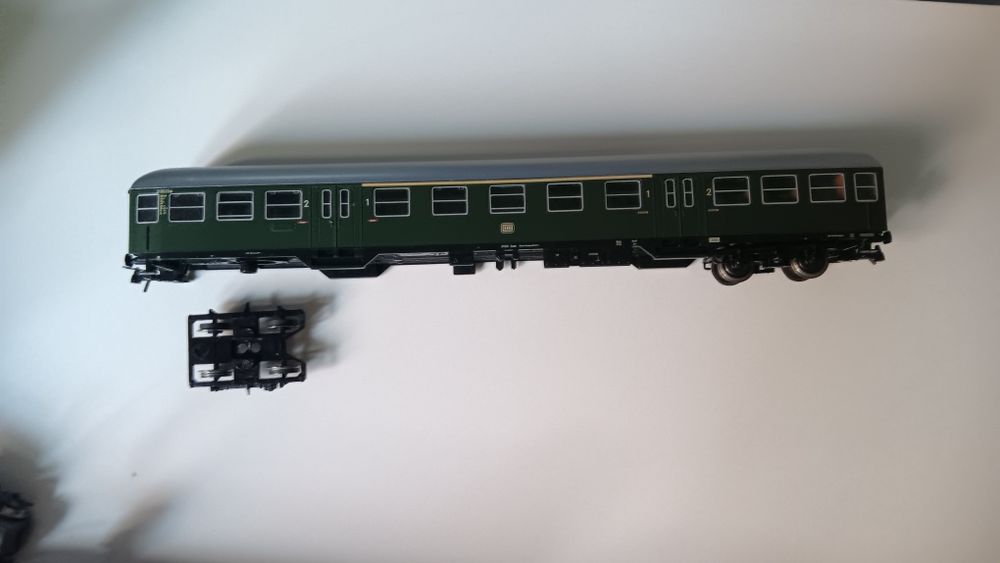 Пътнически вагон на Roco в H0 1:87 (ПОВРЕДЕН)