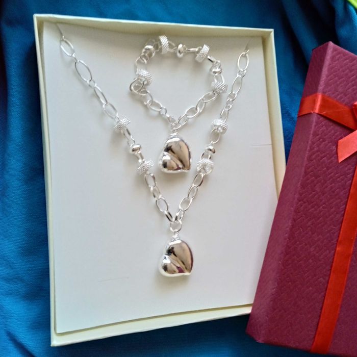 Нов,масивен, дамски сребърен комплект,със сърца. 12 различни. В кутия.