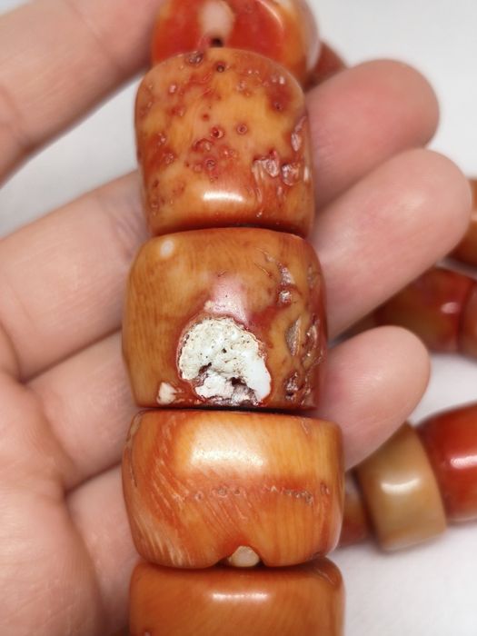 Коралловые массивные бусы