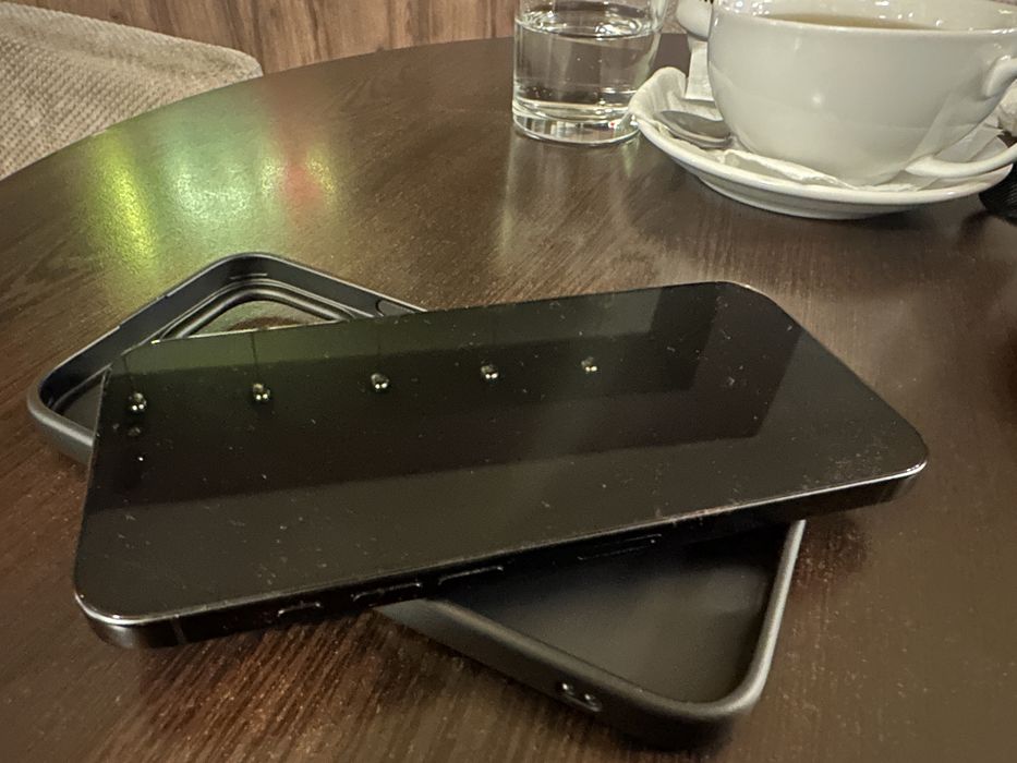 Iphone 16Pro Max in garantie/bateria100/la cutie.Spatele usor fisurat!