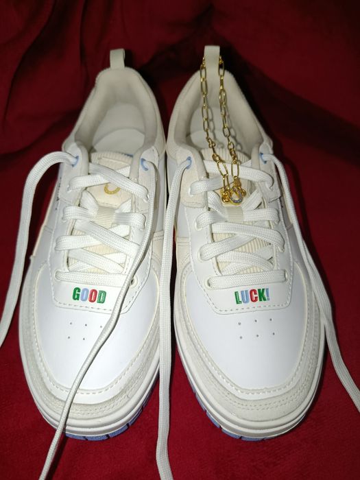 Белые кроссовки фирмы Puma с голубой подошвой