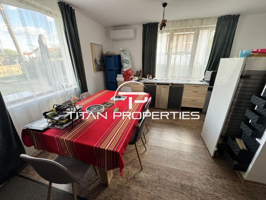 Двуетажна Къща с голям двор и красива панорама в с. Александрово