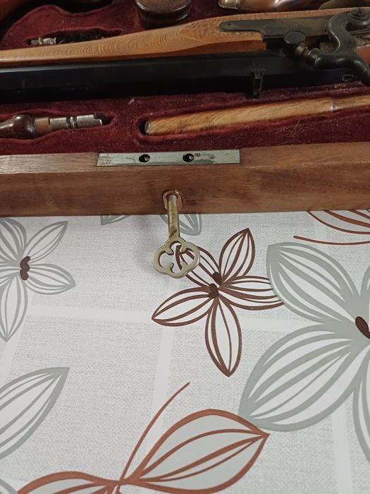 Чифт капсулни пистолети