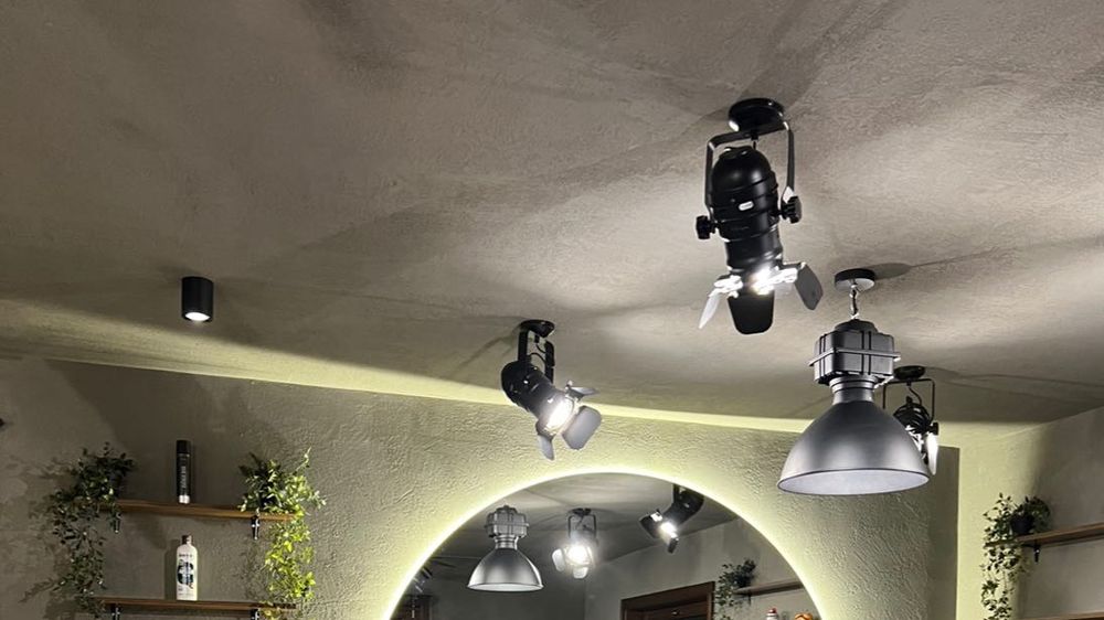 Spoturi, reflectoare, candelabre!