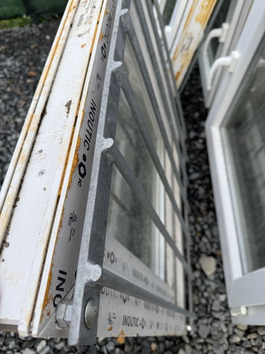 Geamuri termopan cu grilaj de metal