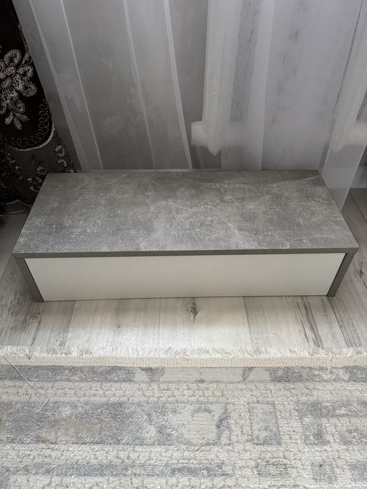 Зеркало и тумба для макияжа