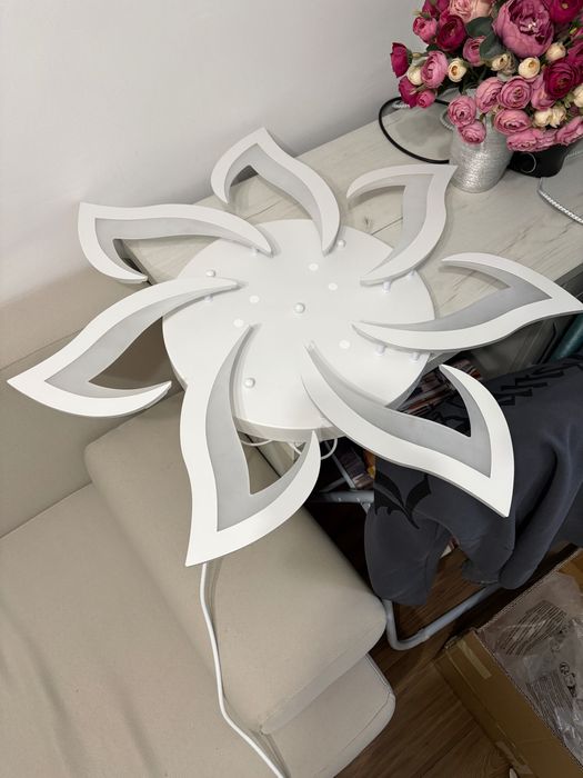 Vand plafoniera floare cu telecomandă