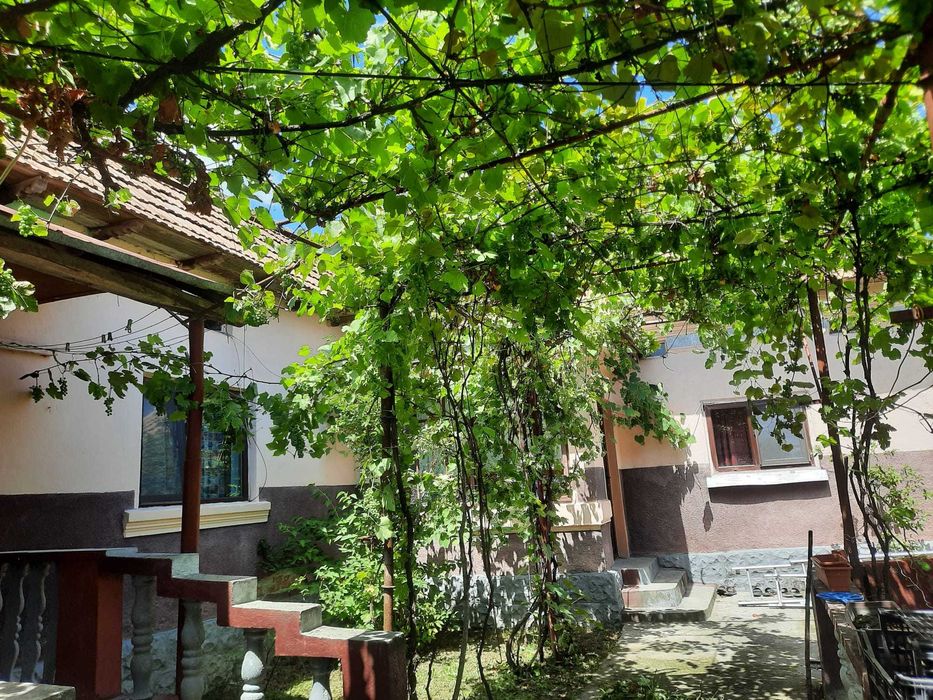 Casa cu teren de 5100 mp in orasul Babeni strada Romani