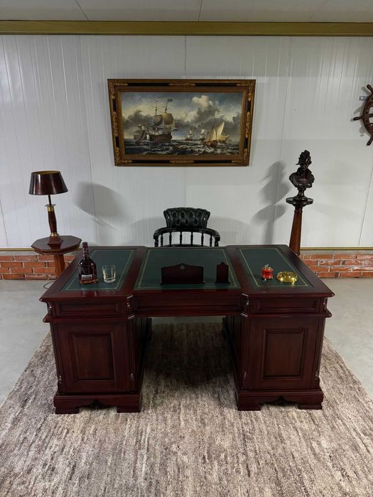 Класическо бюро Chesterfield