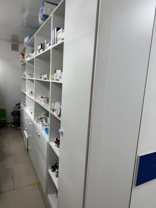 Продам витрину для аптеки почти новый