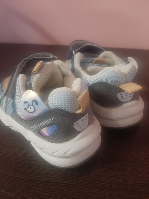 Продам детские кроссовки