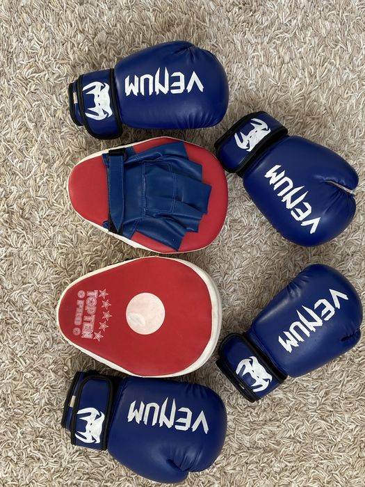 боксерские перчатки.