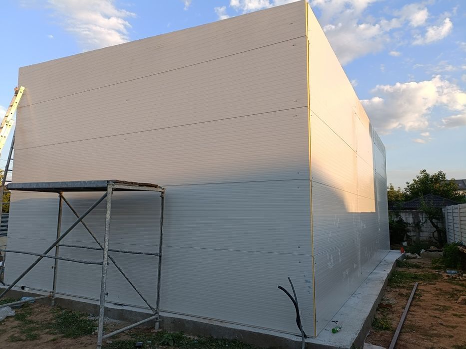Hala pe structura metalica invelit cu panouri sandwich 7x12x5m