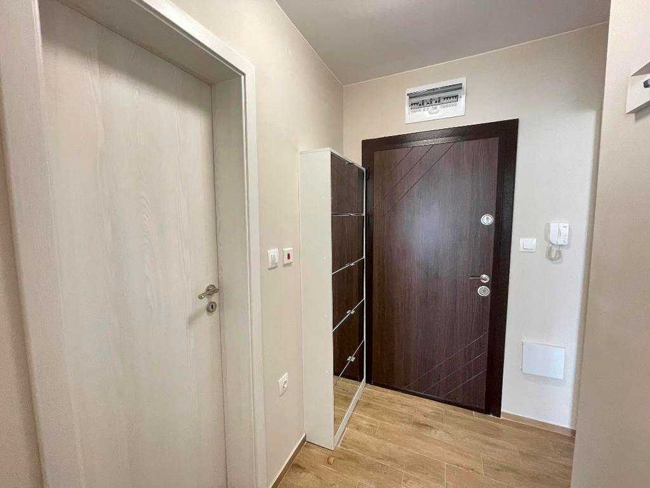 Двустаен обзаведен апартамент с две покрити паркоместа