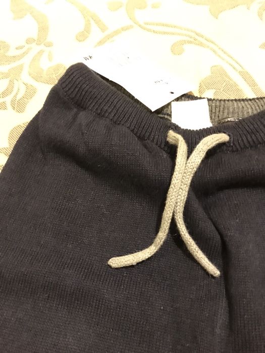 Vând pantaloni bebeluși noi.