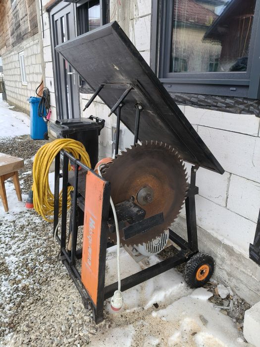 Fierăstrău circular