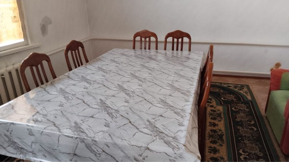 Стол со стульями и ковер