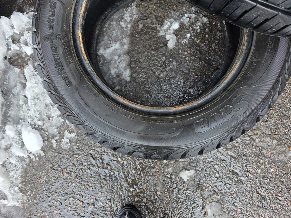 Продам шины зимние с шипами.