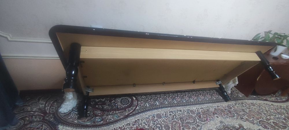 Xontaxta sotiladi stol qilish uchun 4 ta oyoqlar ham bor
