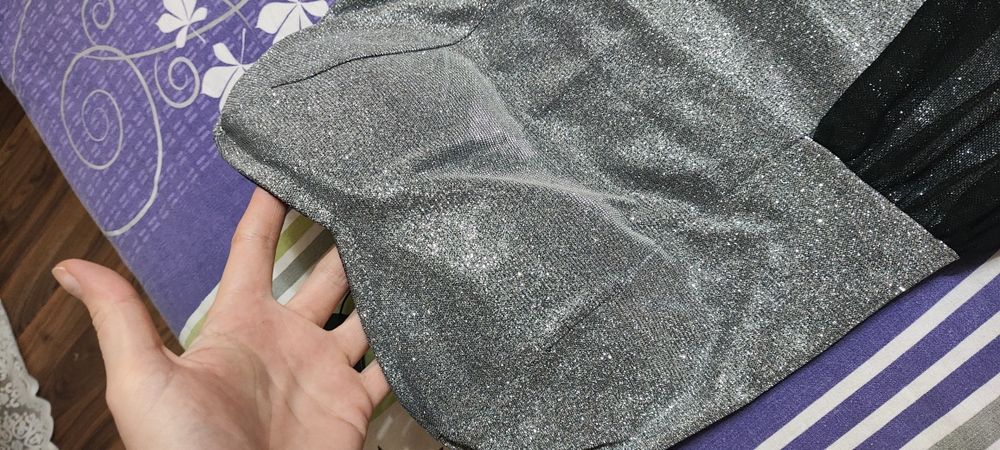 Платье вечернее, эффектное со шлейфом.