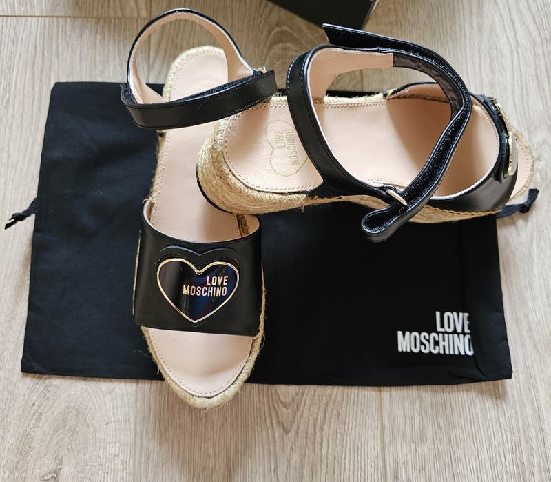 Дамски оригинални сандали love moschino