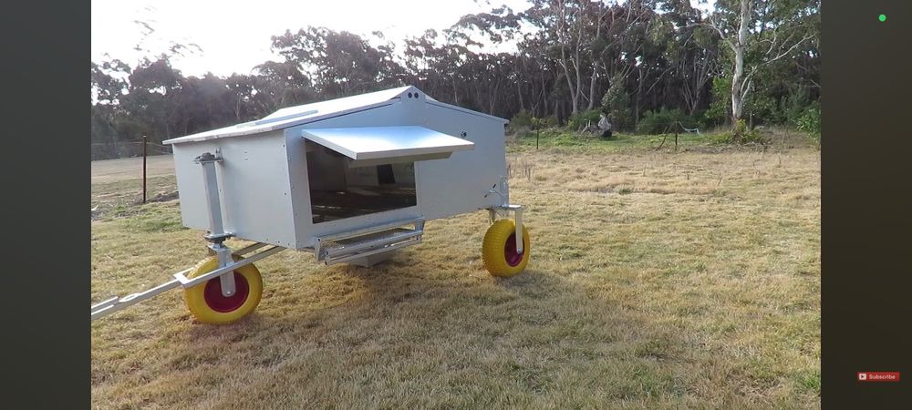 Модерна къща за кокошки