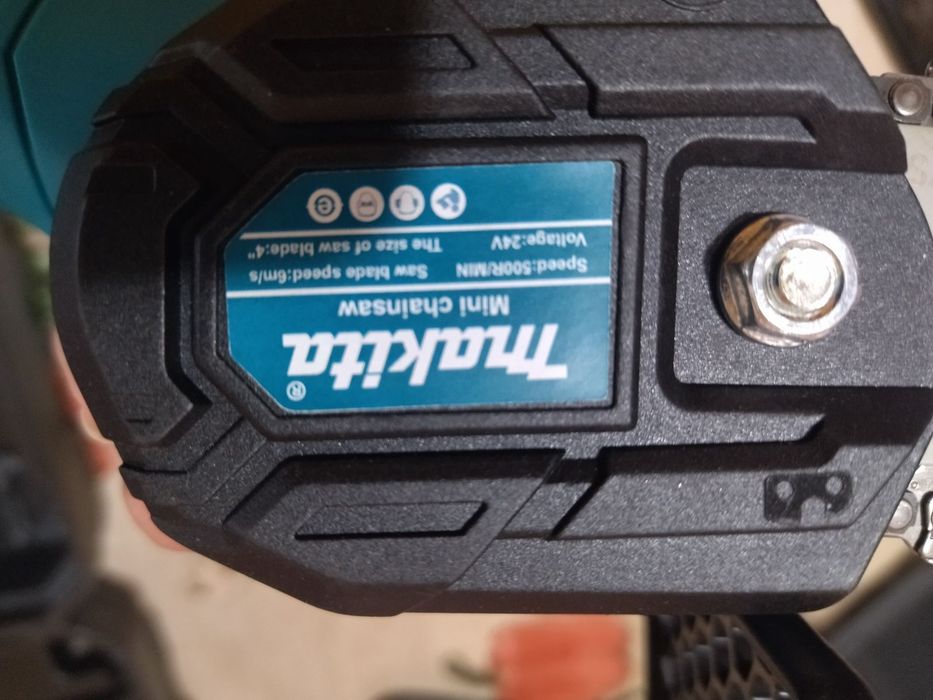 Акумулаторна верижен трион Makita