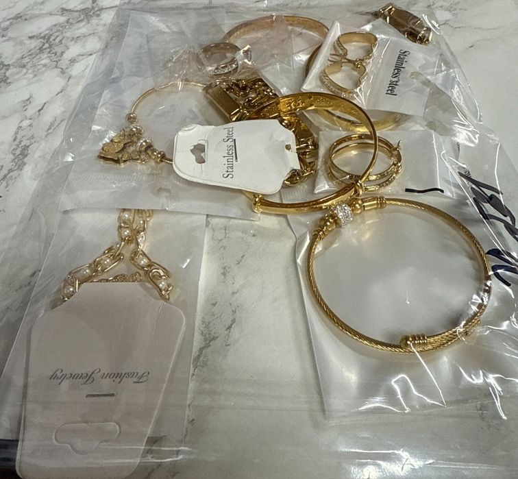 Мистериозна торбичка с бижута с 10бр висококачествени бижута.