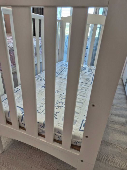 Бебешка дървена кошара/легло - бяла + матрак