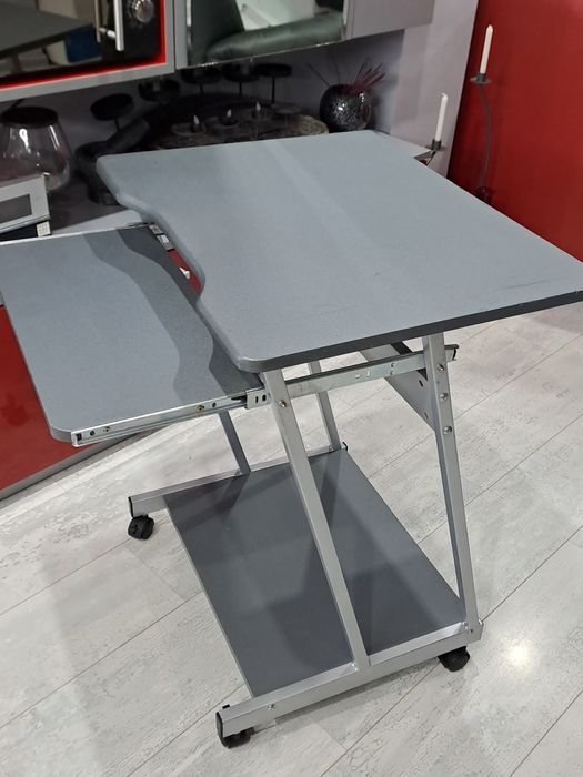 Компютърно бюро/маса/ с колела и изтеглящ се плот