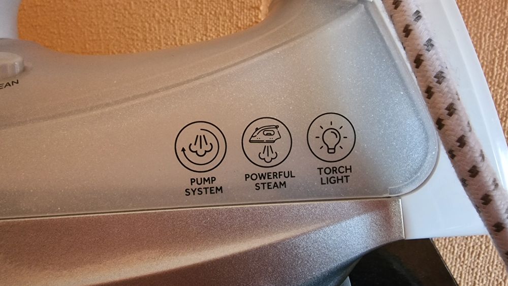 Утюг HAIER  . HI- 601