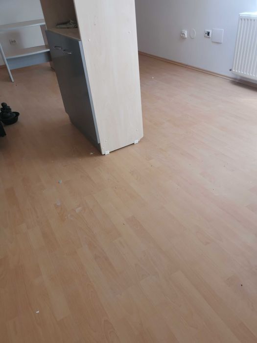 Parchet laminat in conditii bune - cam 140 mp