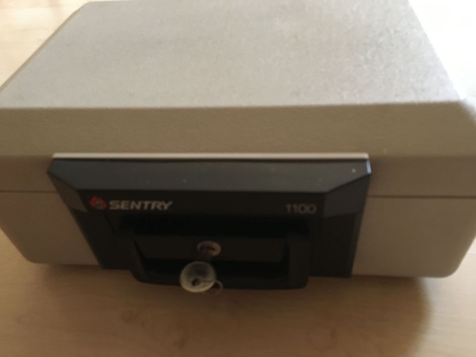 Сейф переносной малый Sentry safety box