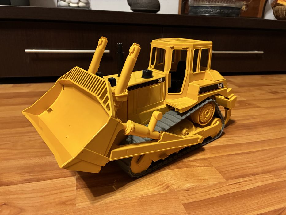 Buldozer Mare Bruder Caterpillar (CAT) pe Senile - Scara 1:16