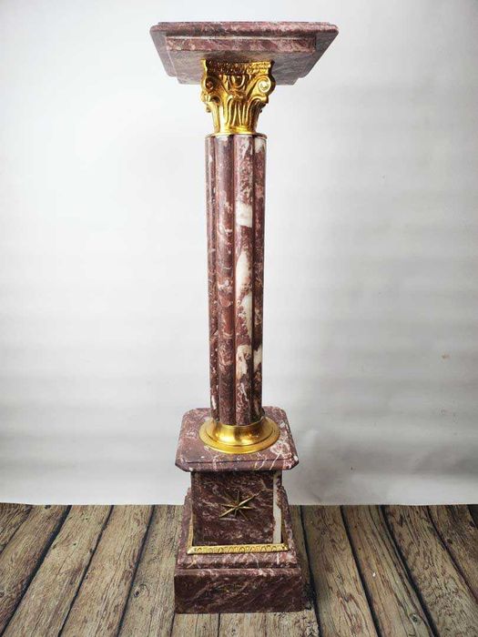 Мраморна колона - постамент /пепел от рози/