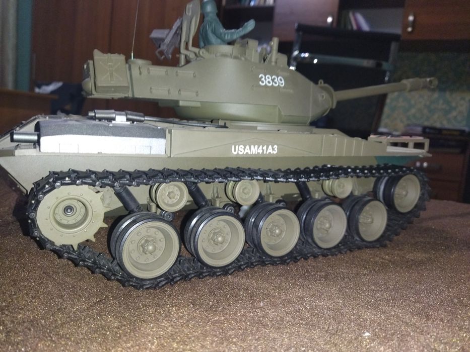 Продам танк на пульте управления