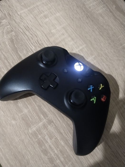 Xbox One 500gb в хорошем состоянии