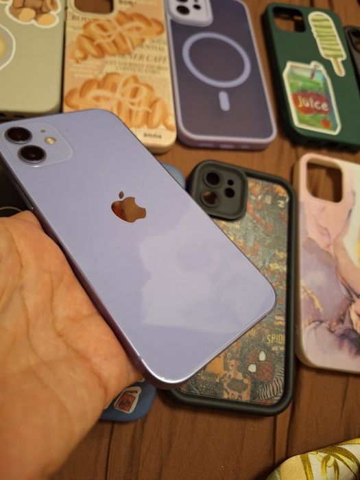 iPhone 12 в отлично състояние и 10 калъфа към него