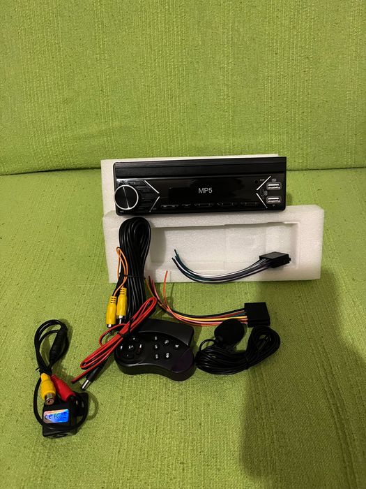Vând  radio cd auto cu ecran retractabil ,telecomanda