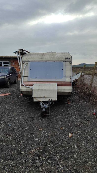 Каравана KIP 4 места 4.3м | Климатик | Солар | Хладилник | Без течове