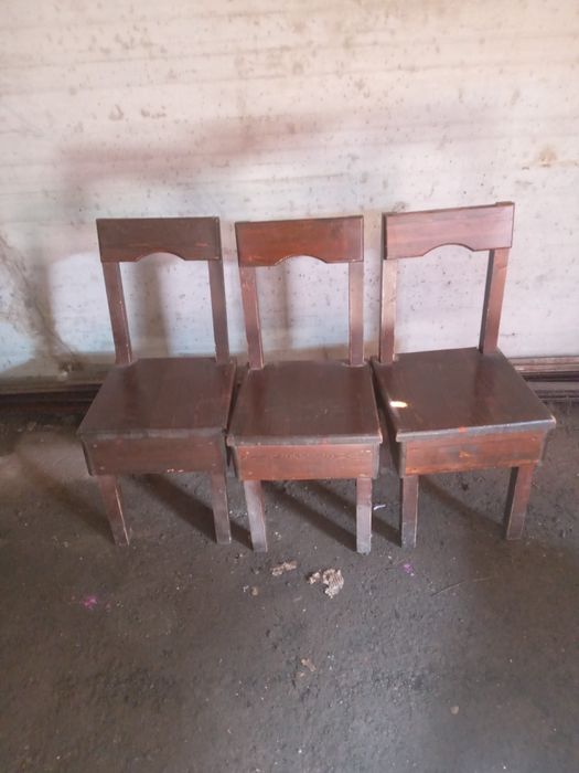 Продам стулья дубовые ретро   крепкие