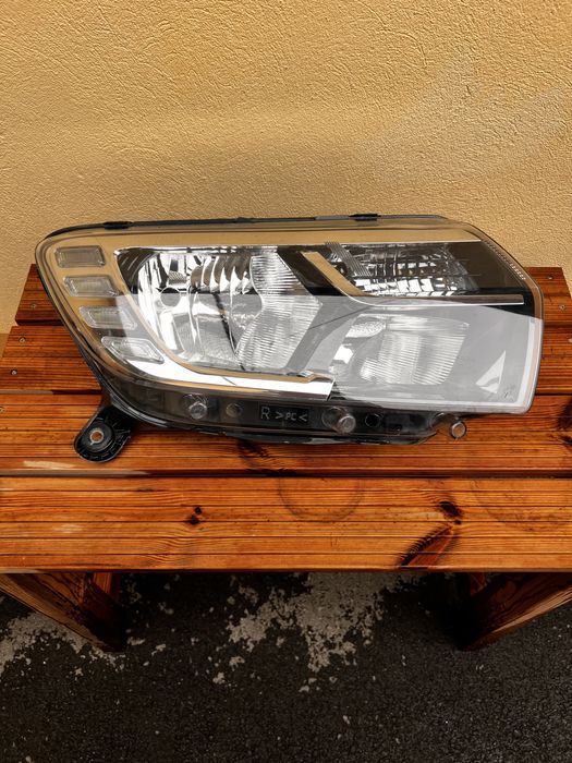 Vand far logan 2017 original fara defecte sau urechi rupte