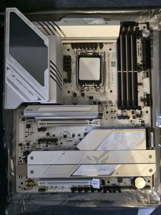 ASUS Strix Z890-A Intel LGA-1851 дъно. Core Ultra.