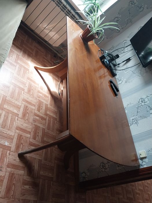 Стол в хорошем состоянии