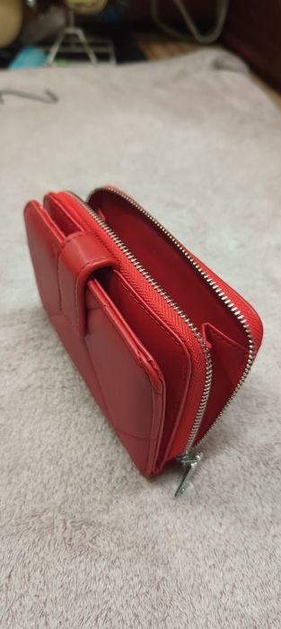 Продавам дамски портфейл
