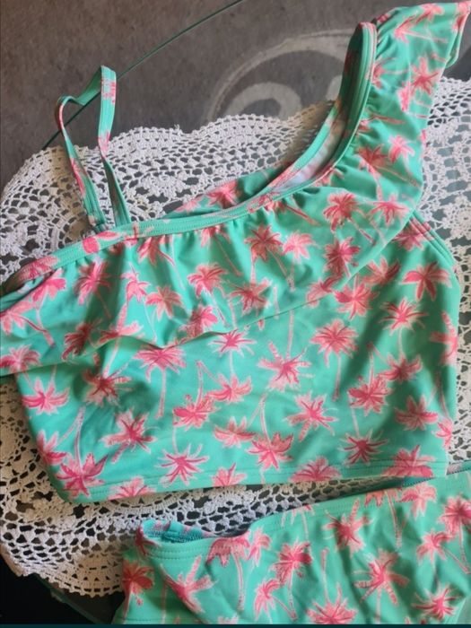 Продавам свежо боди и бански два модела и потник и бюстиета