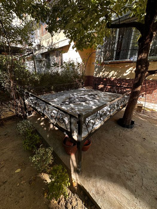 Топчан в черном цвете с узорными вставками