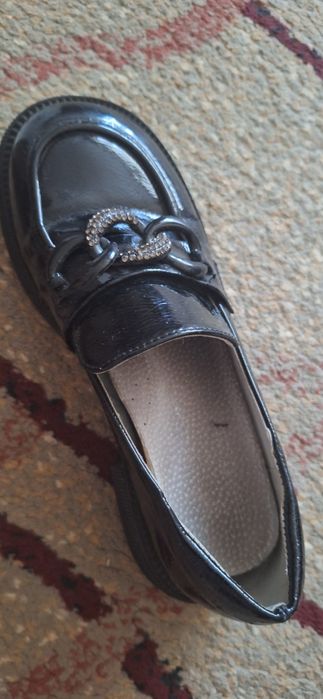 Продам для девочки туфли 35 размер